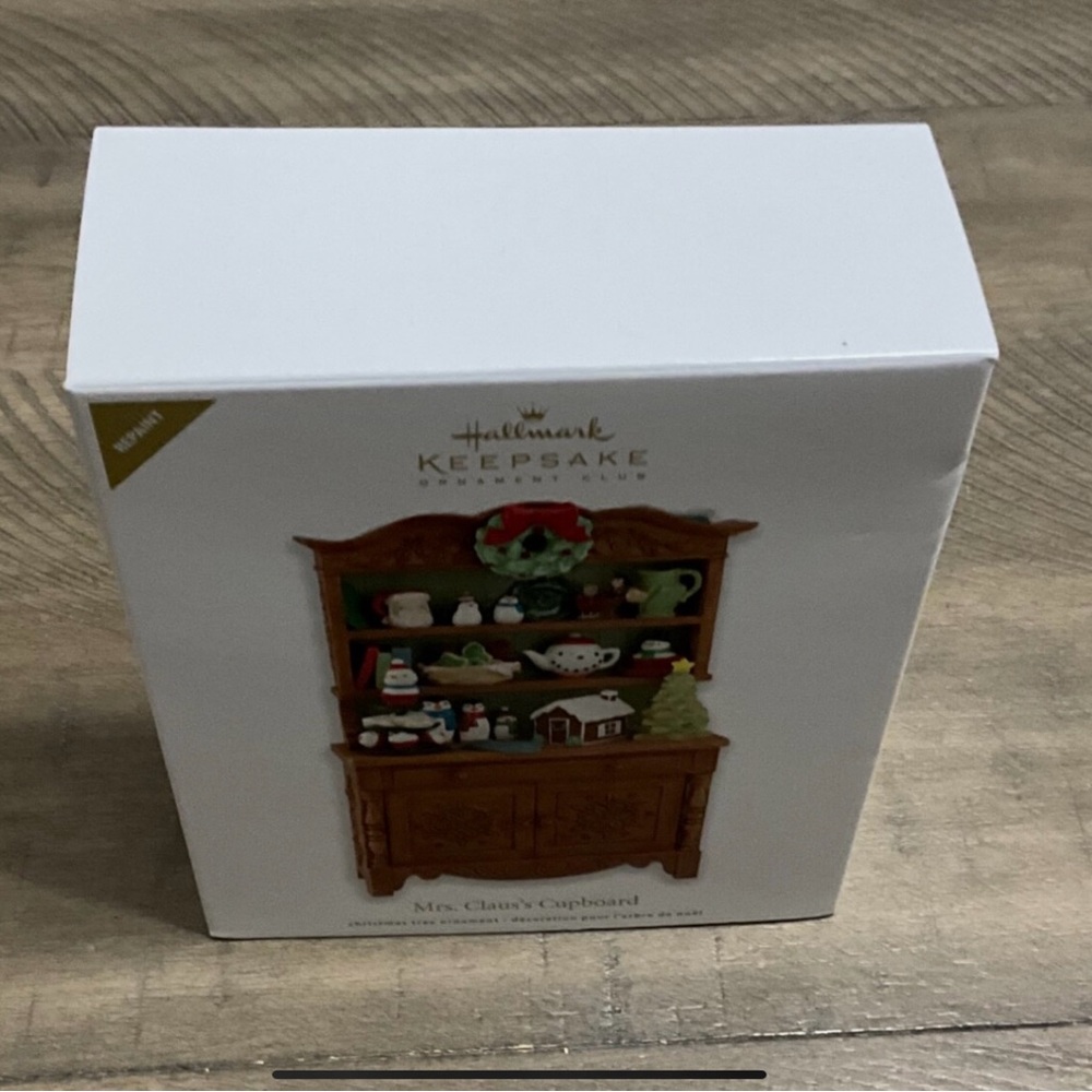 Hallmark Repaint Keepsake Ornament Club Mrs Claus's Cupboard Christmas Tree